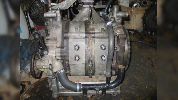 За някои може да е изненадващо, че ВАЗ има собствен роторен двигател. Дори няколко такива двигателя, един от които - ВАЗ-415 - е широко разпространен. Самият Феликс Ванкел споделя суперлативи за двигателя ВАЗ през 70-те години. 